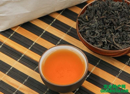  陈年安化黑茶的功效与作用是啥 喝陈年黑茶对身体的好处