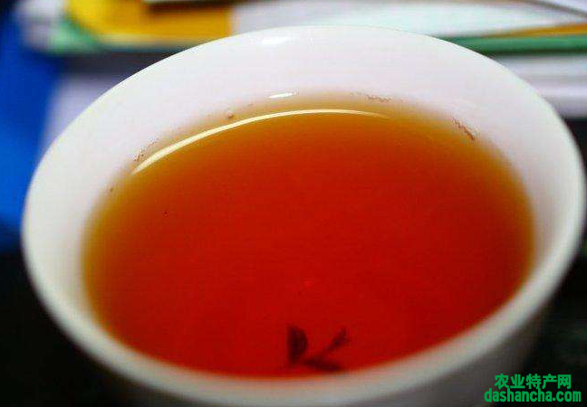  喝红茶能减肥吗 上班族喝红茶减肥的正确方法 喝红茶的禁忌