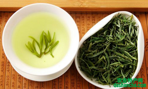  绿茶有什么作用与功效 冲泡绿茶的最佳温度 绿茶泡水一次放多少