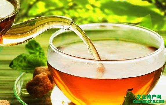  在红茶中加入冰糖的作用 红茶能滋阴润肺 扩张血管和预防心脏病的好处