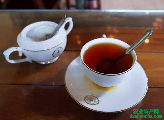  红茶功效介绍 女性饮用红茶的好处和坏处 红茶洗脚杀菌吗