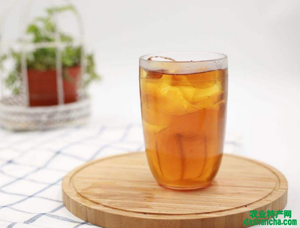  红茶配柠檬有什么功效 红茶和柠檬泡水喝效果是什么