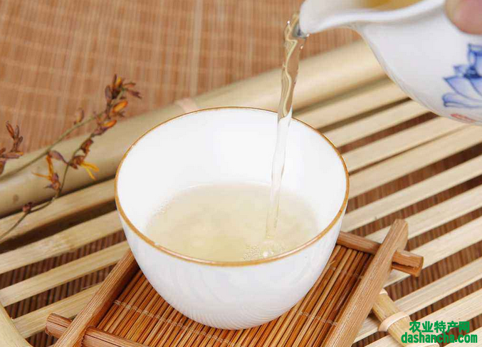  白茶为什么叫白茶 不是因其汤色和茶色 也不是因其地名