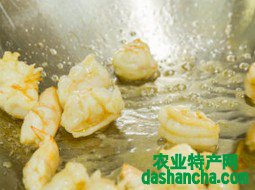 虾仁炒饭的做法[图解],虾仁炒饭怎么做好吃的做法步骤5